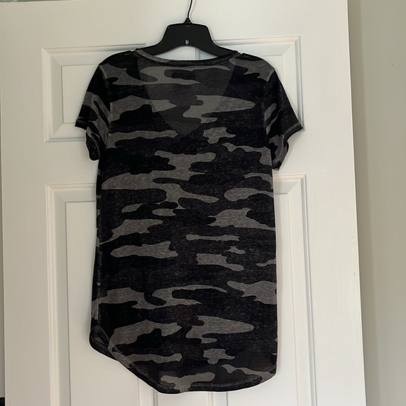 Super Cute Camo V-neck High/Low Top - Picture 7 of 7